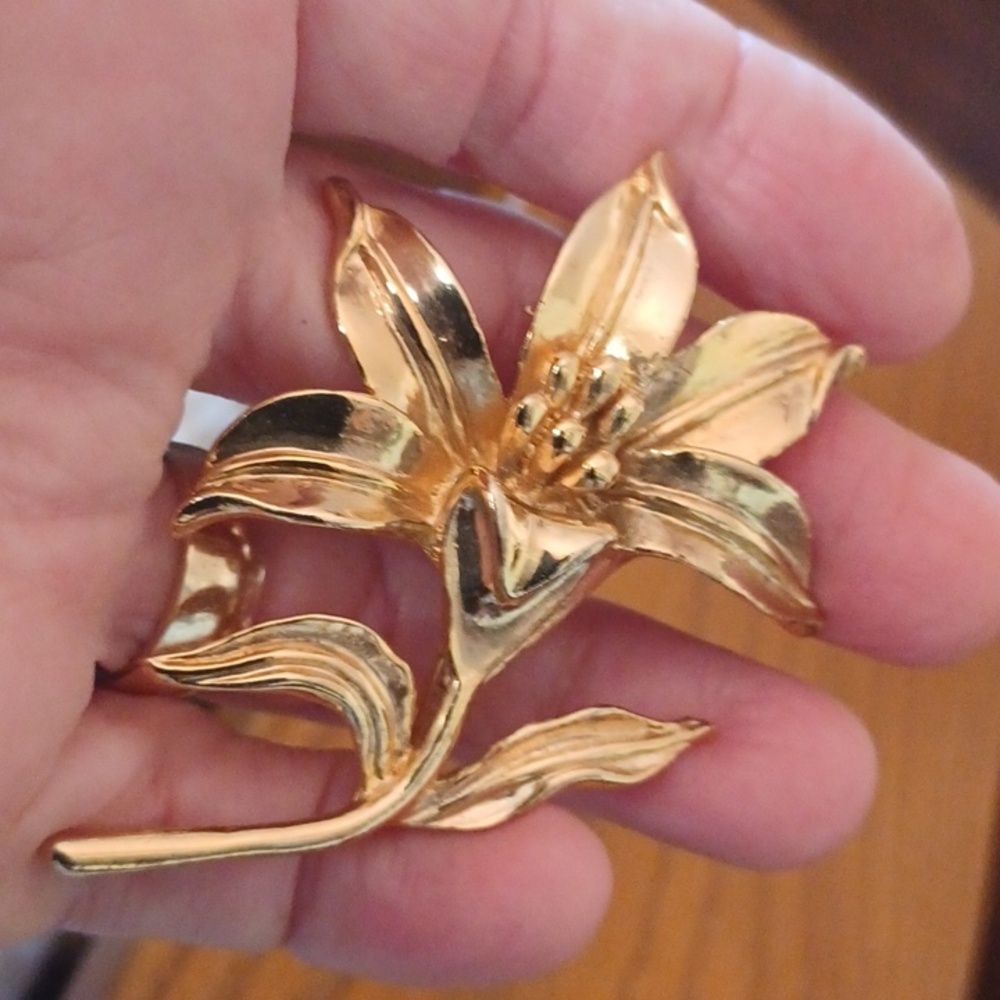 Vintage Very Gold Tone Highly Detailed Flower Brooch Pin - Picture 10 of 10